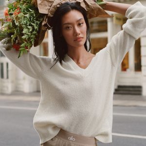 Alo Yoga Wool Cashmere New Class Oversized V-Neck Sweater - Ivory