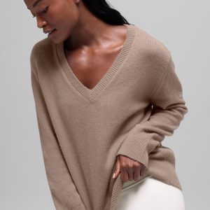 Alo Yoga Wool Cashmere New Class Oversized V-Neck Sweater - Chai Latte